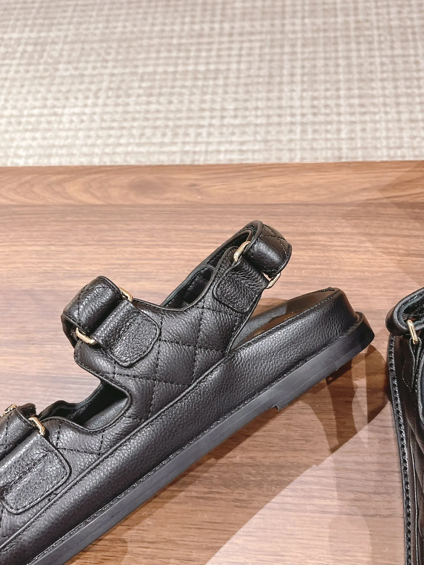 👟👟Ex-factory price 480👟👟 Women's Shoes Women's Clothes #Leather CHANEL Xiaoxiang Sandals/King of Out of Stock at Counters 2023ss hot-selling all-genuine leather Velcro sandals I buy Chanel Velcro sandals every year, a versatile and versatile artifact, durable for summer beaches 🏖️, this spring and summer must-have item! ❶The upper is imported pebbled cowhide/customized original satin, with good texture and delicate leather ❷Mold-opening imported resin logo hardware buckle/Au diamond hardware buckle ❸The lining is imported lambskin, Italian🇮🇹leather outsole ❹Size: 35-40M